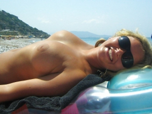 Busty summer girls beach topless 800X600 jpeg