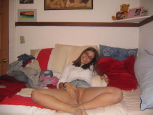 Amateur girls with no panties 960X720 jpeg