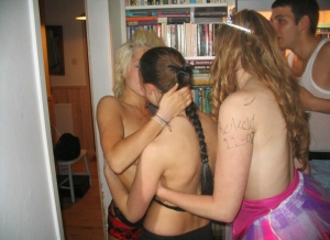 Teen girls kissing 960X700 jpeg