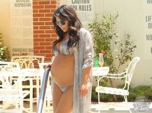 Kim kardashian pregnant bikini 960X716 jpeg