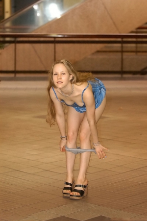 Girls with no panties 500X752 jpeg
