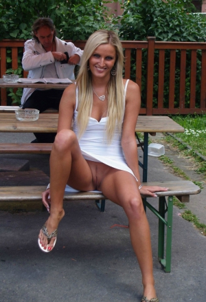Girls sitting upskirt no panties 960X1407 jpeg