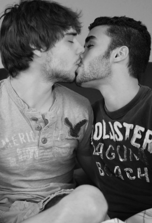 Gay boys kissing 500X734 jpeg