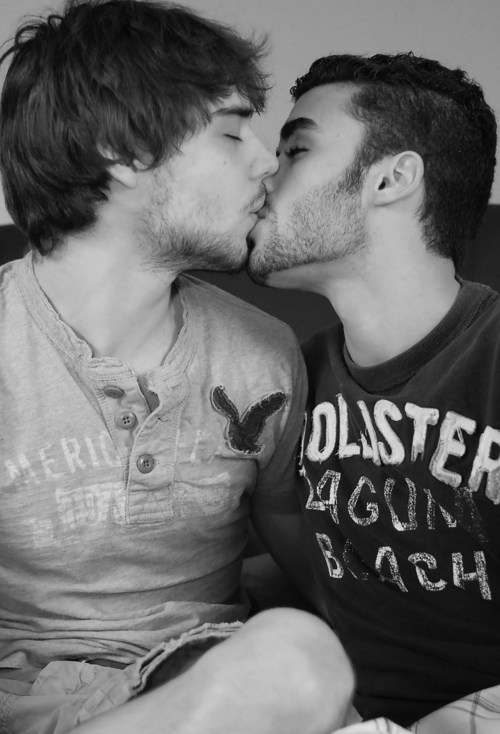 Gay boys kissing full size