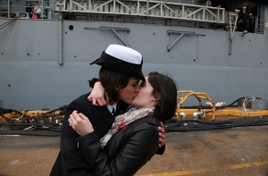 Navy first kiss 700X461 jpeg
