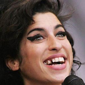Amy winehouse with celebrities 450X450 jpeg