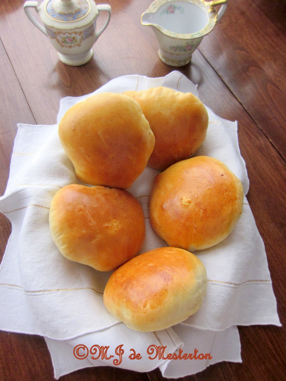 Elegant dinner rolls full size