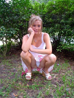 Squatting upskirt oops 960X1280 jpeg