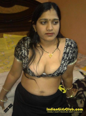 Hot indian aunty cleavage 670X908 jpeg