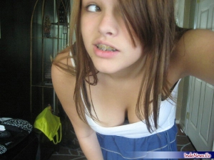 Pretty young teen girl bending over 600X450 jpeg