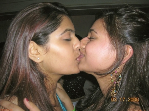 Indian lesbian girls kissing 960X720 jpeg