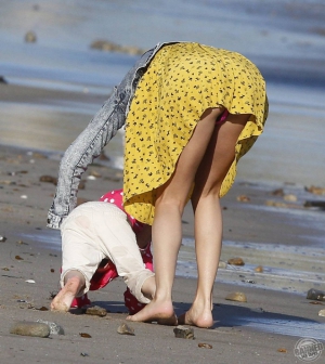 Selena gomez beach upskirt 960X1076 jpeg