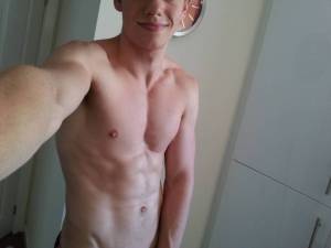 Thomas brodie sangster shirtless naked 960X720 jpeg