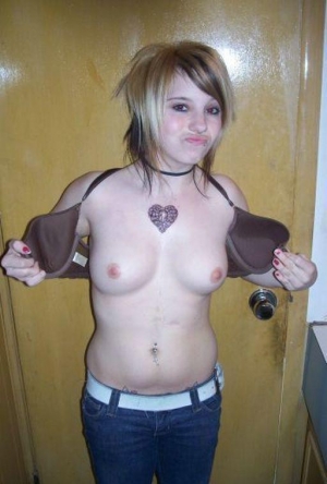 Short hair teen self shot 512X759 jpeg