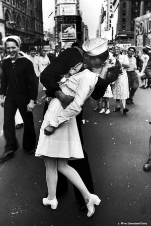 Sailor kisses nurse 600X897 jpeg