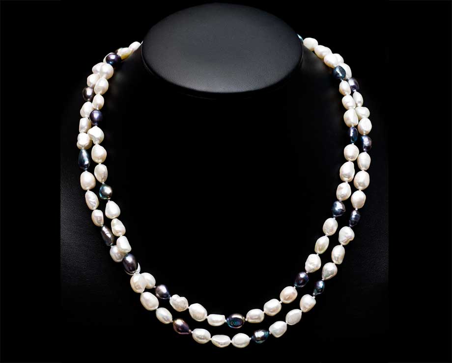 Black and white pearl necklace full size