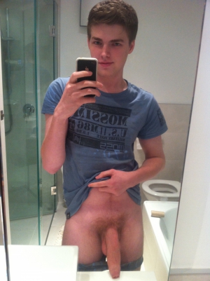 Men taking naked selfies 960X1285 jpeg