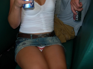Candid voyeur upskirt no panties 960X720 jpeg