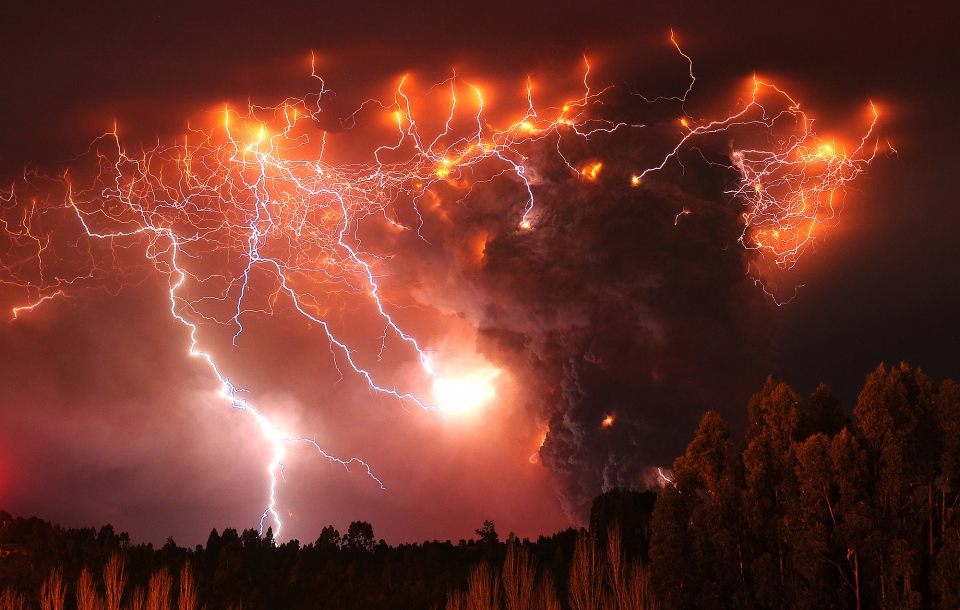 Chile volcano eruption lightning full size