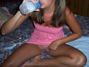 Girl flashing pussy upskirt 960X720 jpeg