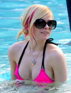 Avril lavigne bikini 960X1267 jpeg