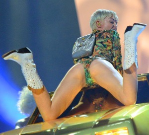 Miley cyrus spread legs ass 660X600 jpeg
