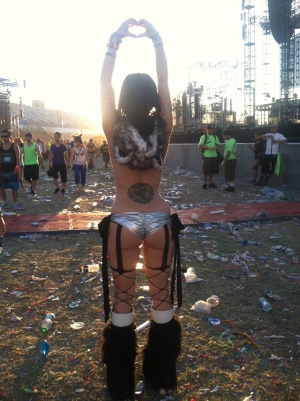 Raver girl nude ass 717X960 jpeg