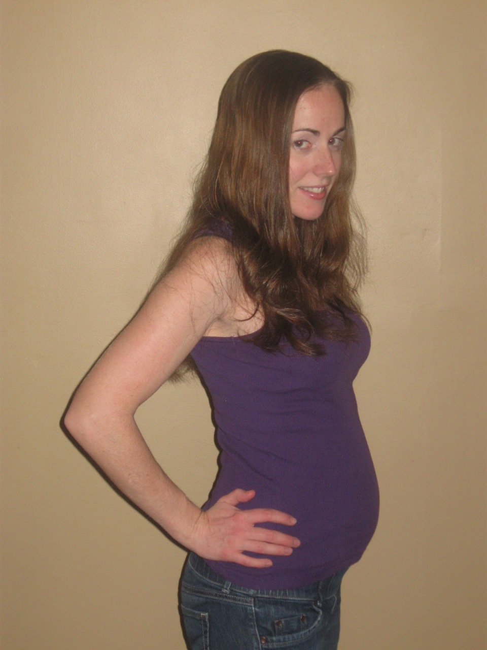 19 weeks pregnant belly full size