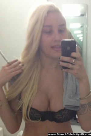 Amanda bynes nude self shots 800X1200 jpeg