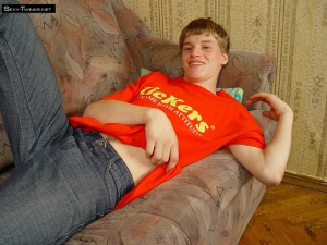 Young teen boys legs 800X600 jpeg