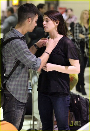 Joe jonas ashley greene 837X1222 jpeg