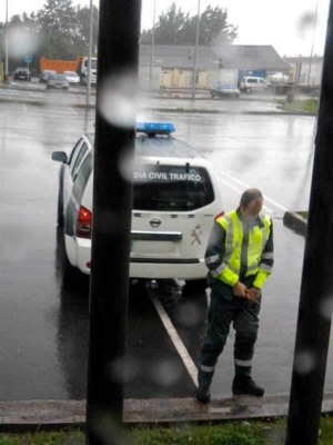 Cops taking a piss 600X800 jpeg