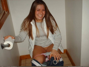 Young teen girls pissing on toilet 960X729 jpeg