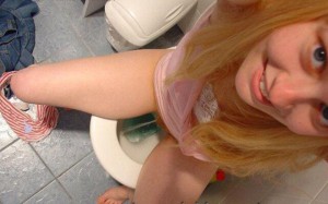 Teen girl caught pissing 960X600 jpeg