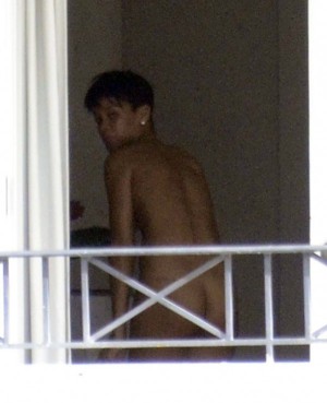 Rihanna naked on balcony 600X739 jpeg