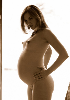 Femme enceinte nue 700X993 jpeg