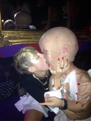 Miley cyrus kissing 480X640 jpeg