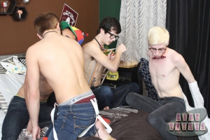 Cute teen boys kissing 960X640 jpeg