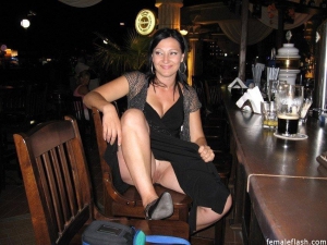 Girls flashing pussy at bar 850X638 jpeg