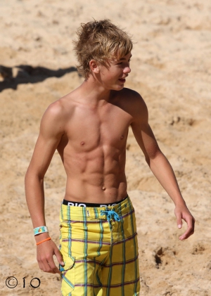 Shirtless boys 728X1024 jpeg