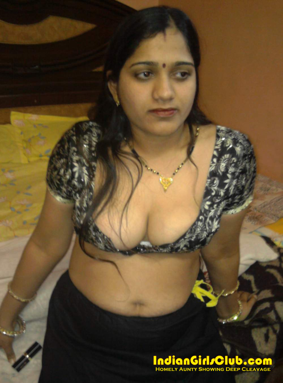 Homely indian girl cleavage full size