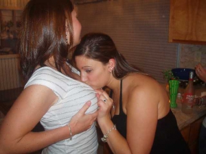 Hot girls tongue kissing 640X480 jpeg