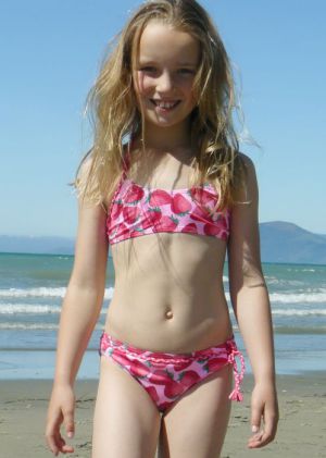 Bikini girls 498X700 jpeg