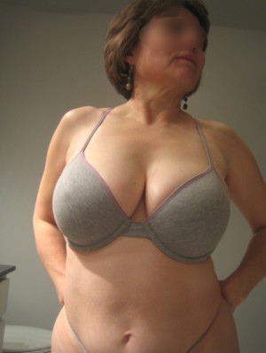 Hot milf in bra and thong 713X950 jpeg