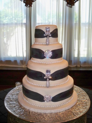 Black and ivory wedding cake 500X667 jpeg