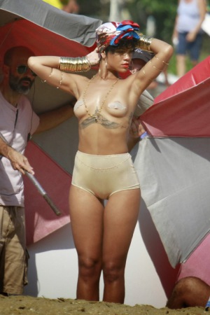 Rihanna topless beach 960X1443 jpeg