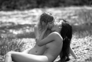 Nude lesbian girls kissing 590X400 jpeg