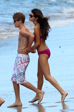 Justin bieber and selena gomez beach 800X1200 jpeg