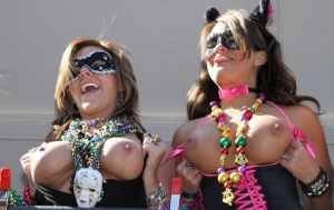 Girls flashing at mardi gras boobs 960X607 jpeg