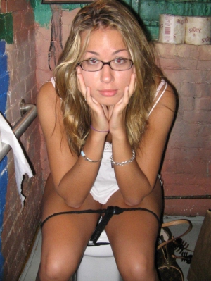 Girls pissing on toilet 640X853 jpeg